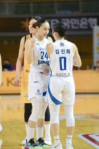 '김소니아 26점 대폭발' 우리은행, 박혜진 없이 KB스타즈 제압 '개막승'