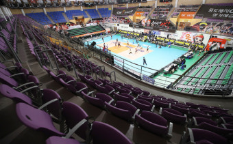 [V리그] 프로배구 관계자 1천500명 코로나19 검사...4일 재개 여부 결정