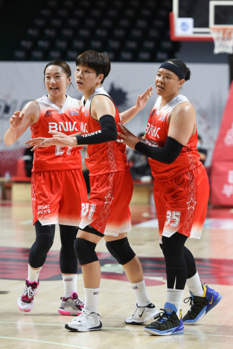 [WKBL] '진안·김한별·김진영 더블더블' BNK썸, 하나원큐 꺾고 5연패 탈출