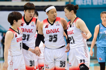 [WKBL] '김한별·진안 더블더블' BNK썸, 하나원큐 대파...4위 삼성생명 추격