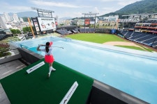 골프 레전드 유소연 vs. 야구 레전드 김태균, 야구장서 이색 골프 대결