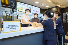 한국맥도날드, 서울역 근무자에 ‘행복의 버거’ 전달