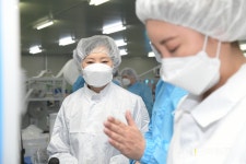 [포토뉴스] 우한 폐렴 차단 이의경 식약처장, 마스크 제조공장 이앤더블유 방문