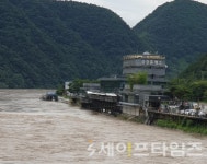 [포토뉴스] 범람 위기 경부고속도 금강휴게소