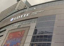 부산 광복 롯데백화점서 놀이기구 전복 대참사 … 1명 두개골 골절