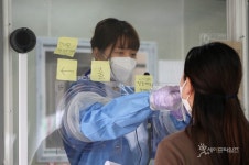 면봉 없이 침으로 코로나 검사 가능해 진다