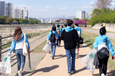 DGB대구은행, 신천둔치 일대 환경정비 줍깅 행사 참여