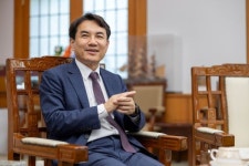 [인터뷰]김진태 강원지사 화끈한 법인·상속세 감면…기업 찾아오게 할 것
