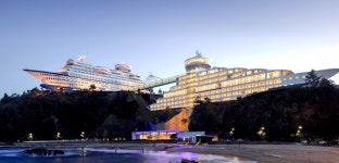 정동진 썬크루즈호텔, 땅 위의 럭셔리 크루즈 독특한 호텔로 선정되기도...