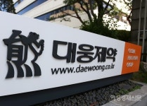 [경제툰] 대웅제약, 공정위에 이어 복합신약 올로스타까지 과징금···왜?