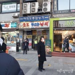 [포토] 출근길 인사 윤석열, 이준석 연습문제 풀었다…시민 반응은