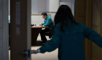 '머리카락 보일라' 언론 뒤에 숨은 정부, 의대 교수 사직 결의 