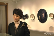 빛깔고운수칠보 | [주얼리즈] ⑧ 칠보, 입체로 꽃피다···김인자의 일곱 빛깔 보석 세계