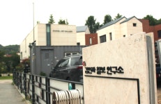 빛깔고운수칠보 | [주얼리즈] ⑧ 칠보, 입체로 꽃피다···김인자의 일곱 빛깔 보석 세계