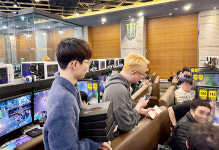 PC방에서 만난 〈POE2〉와 스트리머들 먹고, 즐기자