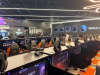 용사님들 집결! 넥슨 200평 규모 PC방 메이플아지트 오픈