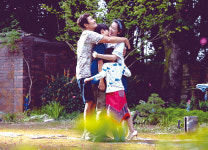 [박찬욱의 어쩔수가없다] 화면이 겹치며 드러나는 불안···139분 지배한 촬영·편집의 힘