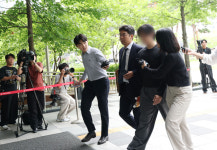 잠실 개표소 '경찰관 폭행' 20대 남성 2명 구속 기로
