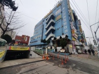 안산시 원곡동 B마트, 불법 적치물 등 무법천지 논란