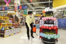 이강호 남동구청장, 휴일 간석홈플러스 방역 작업