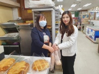 불현동 거북이과자점, 매주 목요일마다 사랑의 빵 기탁