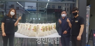 휴대전화 판매점 윤스패밀리, 개업기념 쌀 어려운 이웃 위해 기탁