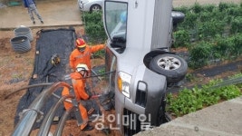 인천송도소방서 영흥119안전센터, 차량전복 부상자 2명 구조
