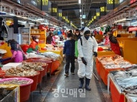 논현1동 새마을협의회, 소래포구어시장 특별방역 실시