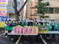 구리시 수택2동 새마을지도자·부녀회, 어르신에게 희망 바구니 전달