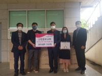 시흥시 신천중부교회, 저소득층 가정 위한 신천동주민센터에 과자세트 전달