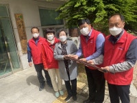 동두천시 불현동 주민자치위원회, 어버이 날 맞아 관내 경로당에 구구팔팔, 孝 장수지팡이 전달