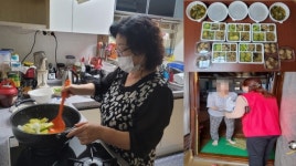소요동 지역사회보장협의체 윤옥자 위원과 보덕식당 고미자 대표의 맛있는 밑반찬 나눔