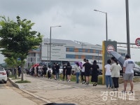 안산 단원보건소 선별검사소 앞에 길게 늘어선 대기줄