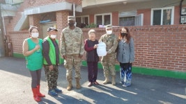 동두천시 보산동 새마을남‧녀지도자회, 미 3사단 미군들과 함께 홀몸어르신에게 사랑의 밑반찬 전달