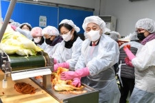 유천호 강화군수, 강화군여성단체협의회와 함께 김장김치 나눔