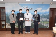 종합자원봉사센터 손덕환 센터장, 하나플란트치과의원 김경희 원장  동두천시 나눔리더로 선정