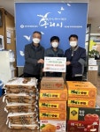 구리 주찬양 교회, 교문1동 행정복지센터에 백미와 과일 전달