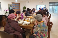 안양시, 어르신 허리 건강 위한 경로당 입식 식탁 세트 지원 사업 지속 추진