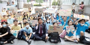 수원특례시의회 김기정 의장, 신영초 학생들로부터 어린이 환경 캠페인 요구서 전달 받아