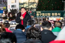 수원 장안구청 사거리에 아름다운 조명으로 꾸민 성탄트리 세워졌다