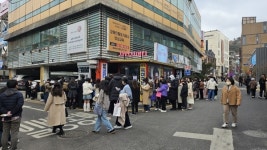 명품 코믹연극 죽여주는 이야기, 설맞이 특별 할인으로 관객 유혹