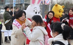 [포토] 신계용 과천시장, 과천율목초중학교 첫 학기 학생들 등교맞이