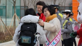 [포토] 신계용 과천시장, 과천율목초중학교 첫 학기 학생들 등교맞이