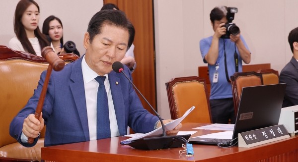 정청래, 최고위원회의에서 의사봉 두드리며 활발한 활동 보여 외친다.