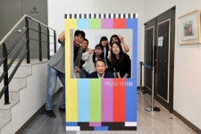 김찬진 인천 동구청장, 동구문화체육센터 개관 3주년 특별전시 관람