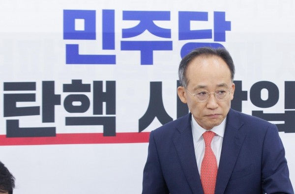 국회 난장판으로 만든 더불어민주당, 국민의힘 탄핵 간 보기일 뿐 비판
