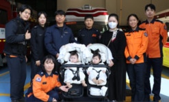쌍둥이 임산부 구급대원에 감사…평택소방서, 구급수혜자 가족 방문