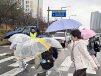 김정헌 중구청장, 봄눈 내리는 등굣길 교통안전 살펴