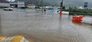 [포토] 포천시, 폭우로 인한 고장촌삼거리 침수