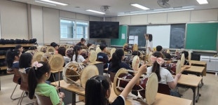 인천 부평구 부평2동 주민자치회, 부평남초 학생들과 장구 배우는 풍물교실 진행